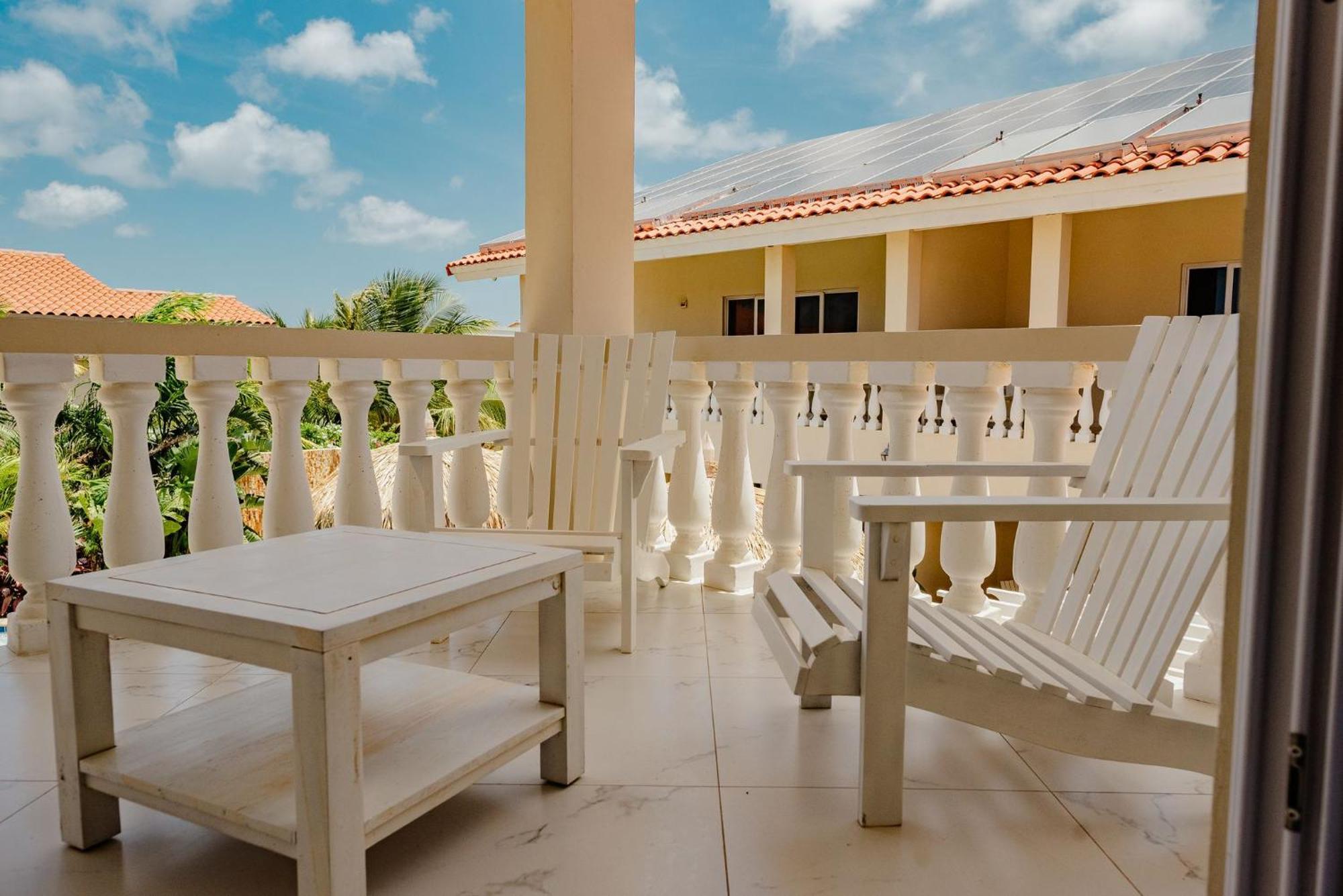 Elegant 2-Bedroom Apartment 2 Km From Eagle Beach Palm Beach Exterior photo