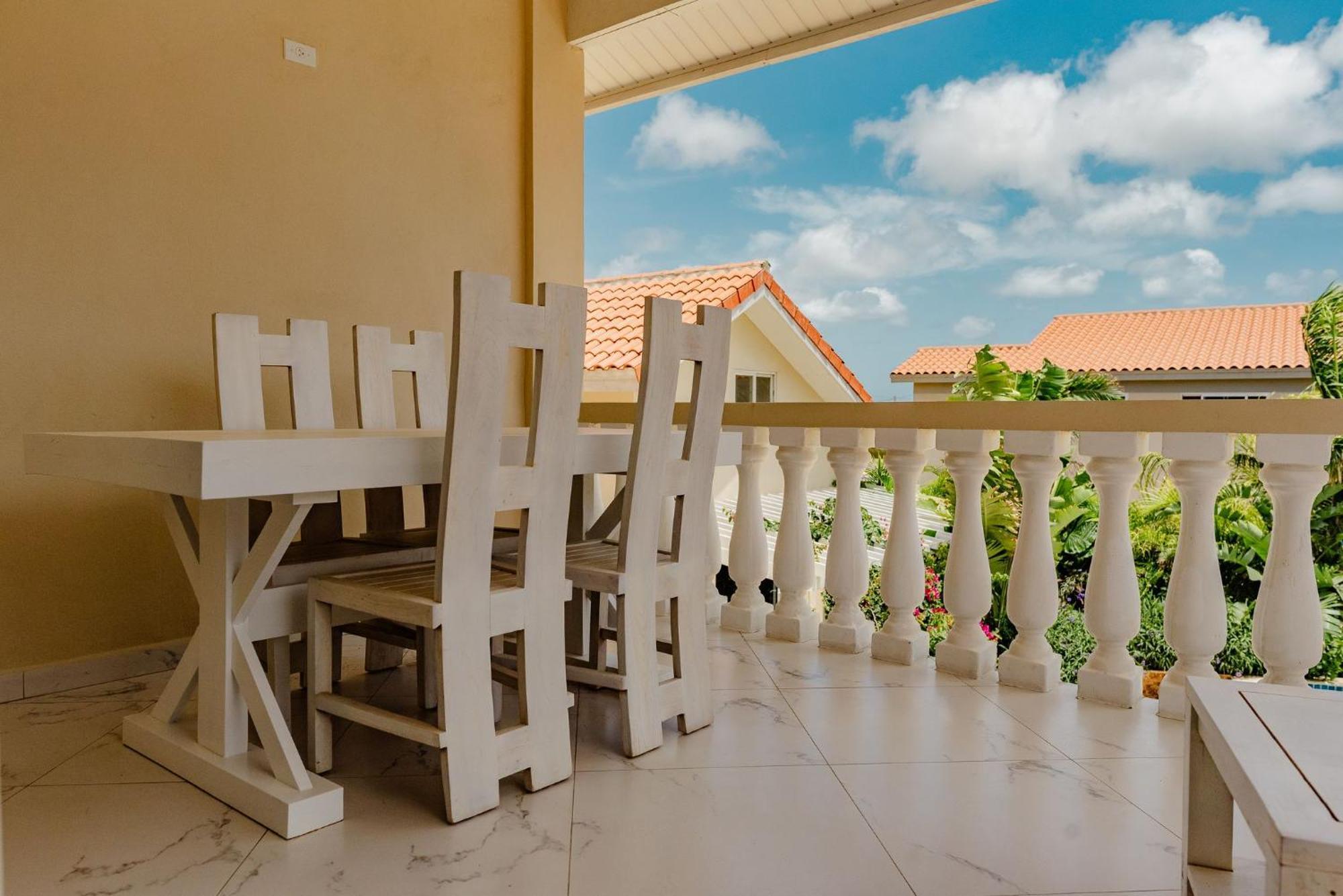 Elegant 2-Bedroom Apartment 2 Km From Eagle Beach Palm Beach Exterior photo